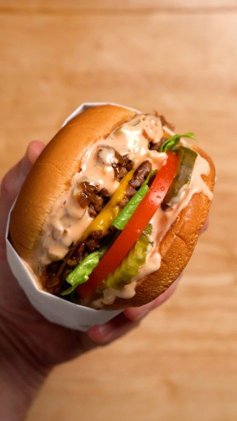 Vegan In-N-Out Burgers - Thee Burger Dude Essen, Vegan In N Out Burger, In N Out Burger Sauce, Vegetarian Burger Recipes, Hamburger Ideas Creative, Burger Instagram Feed, Beyond Burger Recipe Ideas, Thee Burger Dude, Plant Based Burger Recipes