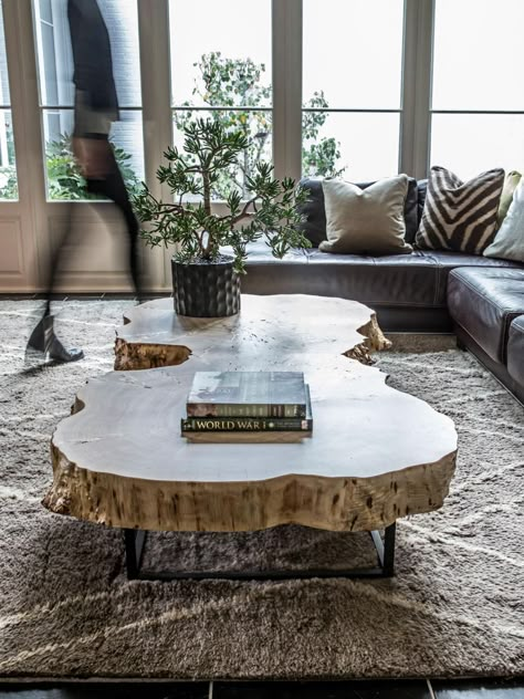 Atlanta designer Alice Cramer says to clear the clutter off of your coffee table and use varying heights to make the surface a showpiece. She… Tree Trunk Coffee Table, Wooden Coffee Table Designs, Stump Coffee Table, Coffee Table Inspiration, Coffee Table Ideas, Coffee Table Trunk, Hemma Diy, 카페 인테리어 디자인, Unique Coffee Table