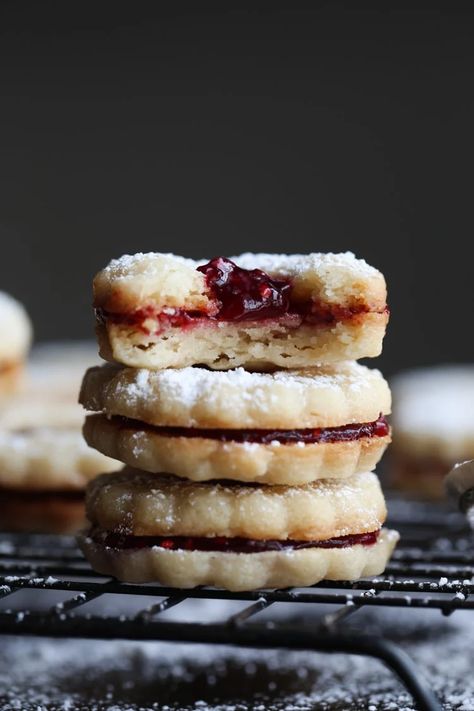 Soft Shortbread Cookies, Filled Shortbread Cookies, Linzer Tart Cookies, Linzer Tart, Linzer Cookies Recipe, Christmas Yummies, Christmas Cookie Recipe, Linzer Cookies, Jam Cookies