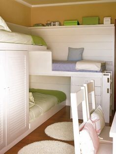 Learn five ways to make your child's small room look and live a lot bigger! Perfect for grandkids, as well... Triple Bunk Bed, Triple Bunk, Small Space Bedroom, Hemma Diy, Kids Bunk Beds, Bilik Tidur, Guest Bed, Small Room, Small Space Living