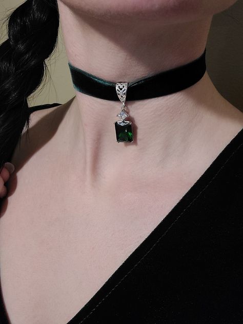 Green velvet choker. Emerald choker. Silver choker. Luxe choker. Green Velvet Choker, Slytherin Inspired Jewelry, Velvet Choker Aesthetic, Jeweled Choker, Fancy Choker, Velvet Choker Outfit, Pendant Choker, Choker Aesthetic, Necklace Choker