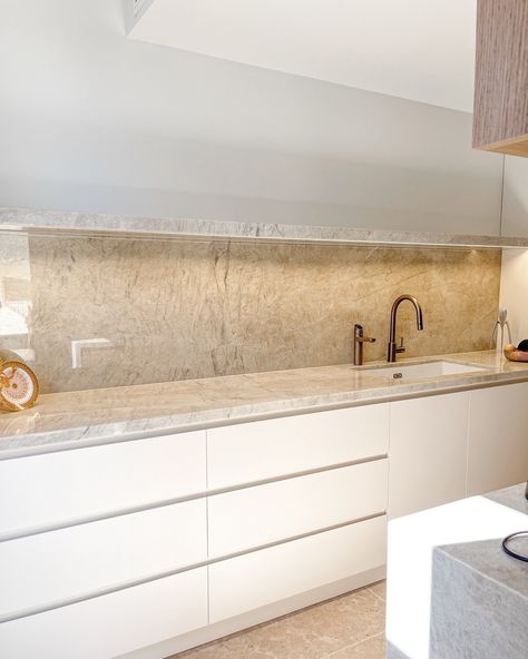 Taj Mahal Butler’s Kitchen | Unley Park With shades of beige, cream, and grey seamlessly blending together, this stone exudes elegance and charm. Without a doubt, one of our favorites 🤍 Architect | @piteoarchitects Lighting | @thelightimpact #kitchendesign #stonebenchtops #benchtopsadelaide #nautralstone #tajmahal #quartzite #interiordesign #adelaidehomes Tan Mahal Quartzite Kitchen, Kitchen Top Stone, Taupe Kitchen, Kitchen Slab, Taj Mahal Quartzite, Beige Kitchen, Beige Stone, Stone Bench, Stone Kitchen