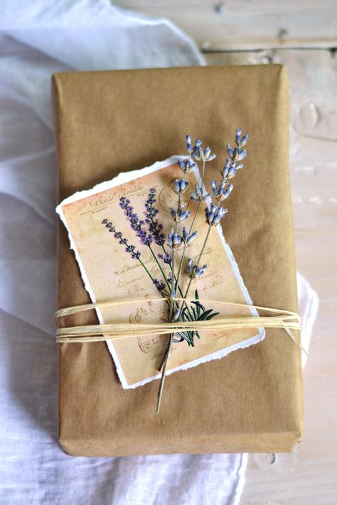 How To Give A Letter As A Gift, Vintage Diy Gifts, Box Decoration Ideas Diy, Vintage Gift Box Ideas, How To Make Vintage Paper, Paper Craft Aesthetic, Vintage Crafts Diy, Aesthetic Gift Wrapping, Vintage Diy Crafts