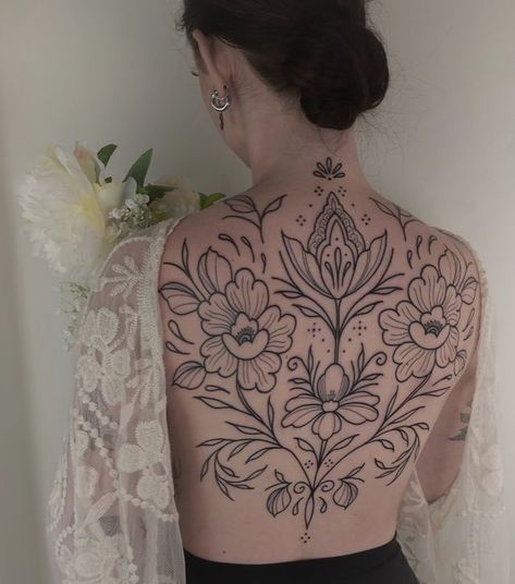 Floral Back Tattoos, Backpiece Tattoo, Tato Minimal, Upper Back Tattoos, Back Piece Tattoo, Pieces Tattoo, Back Tattoo Women, Spine Tattoos, Tattoo Flash Art