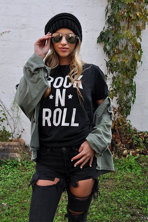 Rocker Chick Outfit, Rock And Roll Aesthetic, Rocker Chic Outfit, Chick Outfit, Boyfriend Look, Rocker Chick, Fall Graphic, Concert Fashion, Rock Tees