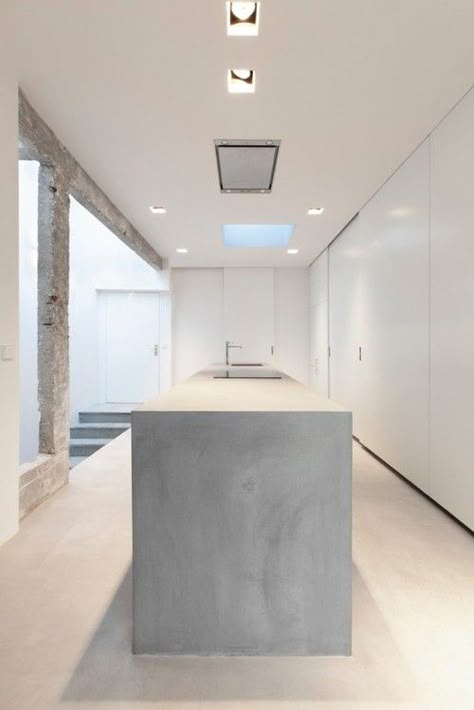 Verlichting en dampkap Concrete Loft, Concrete Kitchen Island, Minimal Kitchen, Concrete Counter, Minimalist Kitchen Design, Interior Minimalista, Kitchen White, Concrete Kitchen, Diy Countertops