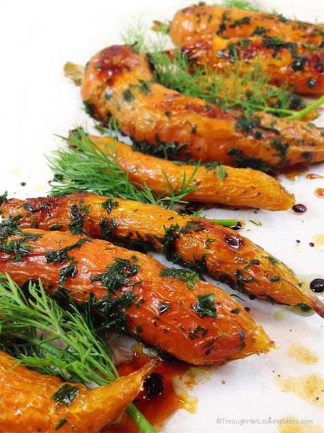 Honey Roasted Dill Carrots. Roasted carrots with olive oil, sea salt & honey. Fresh dill. Delicious and gourmet side. So easy. Honey Roasted Vegetables, Pku Food, Pku Recipes, Dill Carrots, Carrots Roasted, Carrot Dishes, Dill Recipes, Honey Roasted Carrots, Csa Recipes