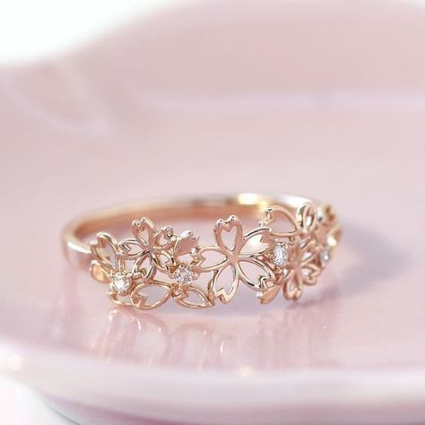 Hand Jewelry Rings, Gold Rings Fashion, Gold Ring Designs, Jewelry Accessories Ideas, Girly Accessories, Classy Jewelry, Fancy Jewellery, Jewelry Lookbook, Rings For Girls