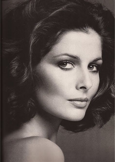 Christina Ferrare Lois Chiles, Cristina Ferrare, Francesco Scavullo, Cosmo Girl, Ali Macgraw, Bone Structure, Bond Girl, 70s Era, 인물 사진