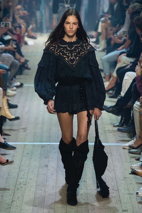 Isabel Marant | Ready-to-Wear - Spring 2019 | Look 8 Isabel Marant Summer, Isabel Marant Style, Black Items, Retro Spring, Look Boho Chic, Catwalk Models, Stockholm Fashion, Mode Ootd, Mode Inspo