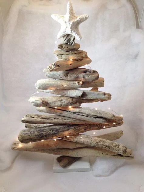 Driftwood Christmas, Driftwood Christmas Tree, Diy Jul, Driftwood Projects, Alternative Christmas Tree, A White Christmas, Christmas Tree Crafts, Beach Christmas, Driftwood Crafts