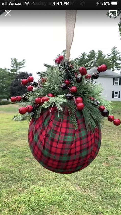 How To Make Kissing Balls Diy, Kissing Balls Christmas Diy, Kissing Balls Christmas, Christmas Ball Crafts, Christmas Kissing Balls, Diy Kissing Ball, Art Floral Noel, Kissing Balls, Farmhouse Christmas Ornaments