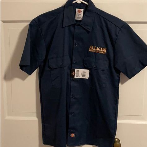 The size chart seems to be good. It suits me quite well. I can recommend it to everyone. Dickies Work Shirt, Fb County, Office Shirts, German Men, Dickies Shorts, Denim Workwear, Mechanic Shirts, Mens Flannel Shirt, The Office Shirts