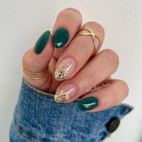 Juniper Green Wedding Nails, September Nails Glitter, Gel Nail Designs Green And Gold, Nail Designs Dark Green And Gold, December Nails Green And Gold, Green Almond Dip Nails, Gold Dip Nail Designs, Indian Wedding Nails Bridesmaid, Emerald Green And Gold Wedding Nails