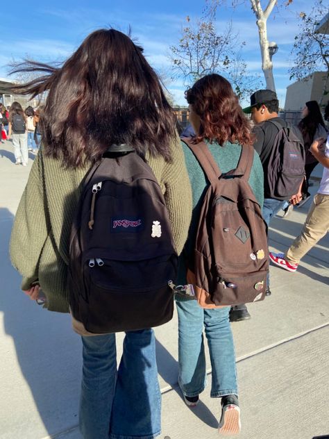 Jansport Backpacks Outfits, Posse Ideas, Americana Aesthetic, You Are My Moon, Two Peas In A Pod, School Sucks, Hairstyle Examples, School Rucksack, Aesthetic Backpack