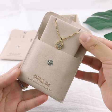 Pendant Packaging Ideas, Jewellery Pouches Packaging, Jewelry Pouch Packaging, Packaging Accessories Ideas, Necklace Cards Packaging, Jewelry Packing Ideas, Jewellery Packaging Design, Jewelry Packaging Ideas, Pendant Packaging