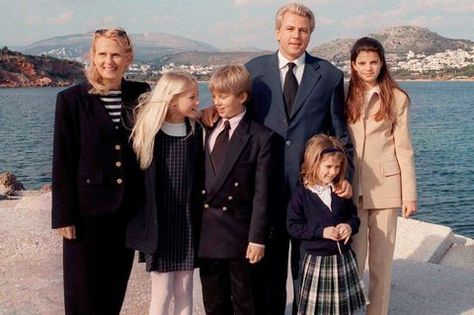 EVGENIA GL HAPPY FAMILY ONASSIS Athina (far right) on a trip to Athens with Roussel, her half-siblings, and stepmother Gaby. Old Money Family, Aristotle Onassis, Half Siblings, Money Girl, Ballet Beautiful, Step Mother, Studio Portraits, Rare Photos, Old Money