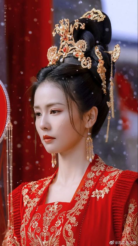 Chinese Clothing Traditional, Chinese Bride, Hanfu Hair, Hanfu Hairstyles, Chinese Princess, Chinese Traditional Costume, Viking Wedding, Queen Outfit, Chinese Art Girl