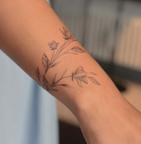 Elbow Cuff Tattoo, Tattoo Flower Bracelet, Plant Arm Tattoo, Elegant Tattoos For Women Classy, Wrap Around Wrist Tattoos, Artsy Tattoos, Wrap Around Tattoo, Cuff Tattoo, Magnolia Tattoo