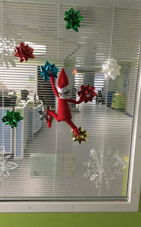 Care Home Christmas Decorations, Cute Office Christmas Decorations, Christmas Decor Ideas In Library, Hospital Holiday Decorations, Christmas Door Medical Office, Childcare Christmas Room Ideas, Uni Christmas Decorations, Christmas Decor Dental Office, Christmas Decorations At Work