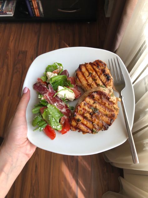 #tuna #steak #salad #tasty #lowcarb #lowcarbrecipes Tuna Steak Salad, Steak And Salad, Healthy Weight Gain Foods, Healthy Aesthetic, Tuna Steak, Grilled Tuna, Steak Dishes, Easy Keto Meal Plan, Healthy Plate