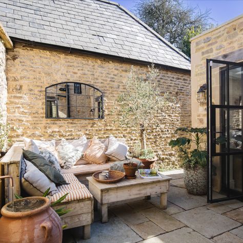 Enclosed courtyard at Little Oakley Cottage holiday home Corner Sofa Cottage, Irish Stone Cottage, Cotswold Cottage Garden, Cotswold Patio, Cotswold Stone Gravel, Cottage Courtyard Garden Ideas, Terrace Cottage, Conservatory Conversion, Cottage Courtyard