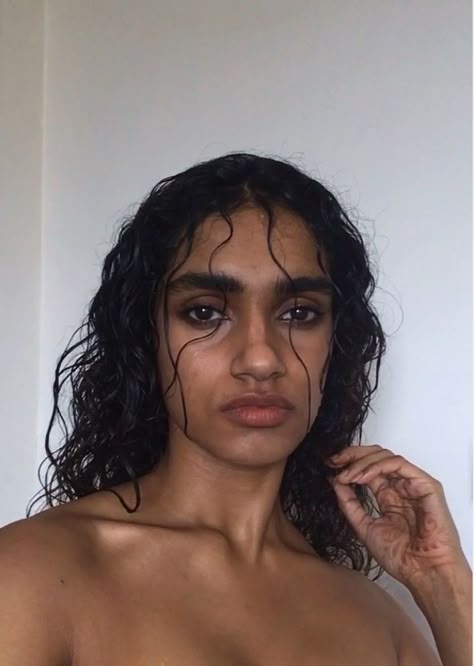 Wet Curly Hair Photoshoot, Wet Hair Selfie Instagram, Messy Wet Hair Look, Black Wet Hair Look, Wet Curly Hair Drawing, Long Hair Wet Look, Wet Hair Reference Drawing, Messy Hair Photoshoot, Dirty Makeup Look