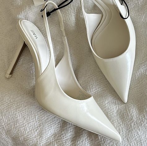 White Pumps Aesthetic, Luxury Chic White Heels, Elegant Off-white Party Heels, White Bow Heels Aesthetic, Luxury White Satin Heels, Elegant Shoes Heels, Cream Heels, Heels Aesthetic, Dope Jewelry Accessories