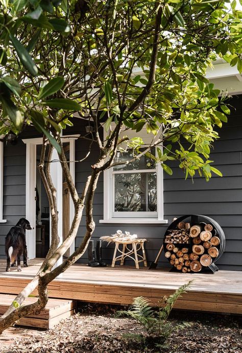 Tenniswood Inspiration, Weatherboard Exterior, Houses By The Beach, Weatherboard House, Saltbox Houses, Dark House, Cottage Exterior, Farm Cottage, Beautiful Cottages