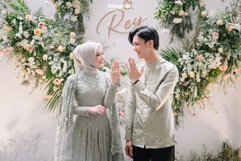 Foto Engagement, Pose Lamaran, Foto Akad Nikah, Lamaran Engagement, Foto Lamaran, Engagement Party Photo Ideas, Wedding Syar'i, Foto Pertunangan, Muslim Wedding Gown