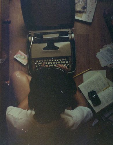 Writer Academia, A Writer's Life, Perks Of Being A Wallflower, Vintage Typewriters, Writers Block, Foto Inspiration, Writing Inspiration, Typewriter, Belle Photo