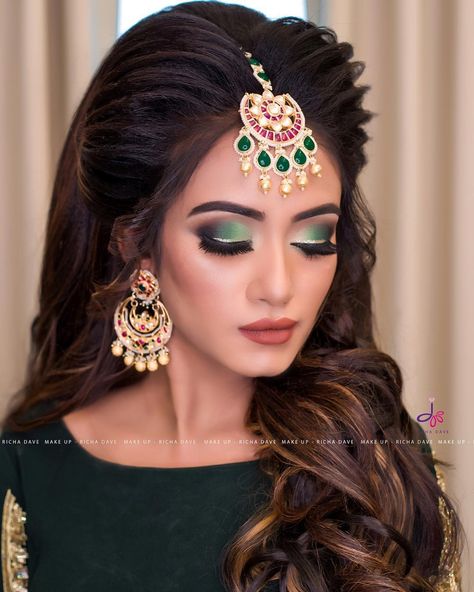 Braidel Mekup, Mehndi Eye Makeup, Nikkah Hairstyles, Celebration Makeup, Black And Silver Eye Makeup, Green Dress Makeup, Wedding Party Makeup, Bridal Hairstyle Indian Wedding, Engagement Decor