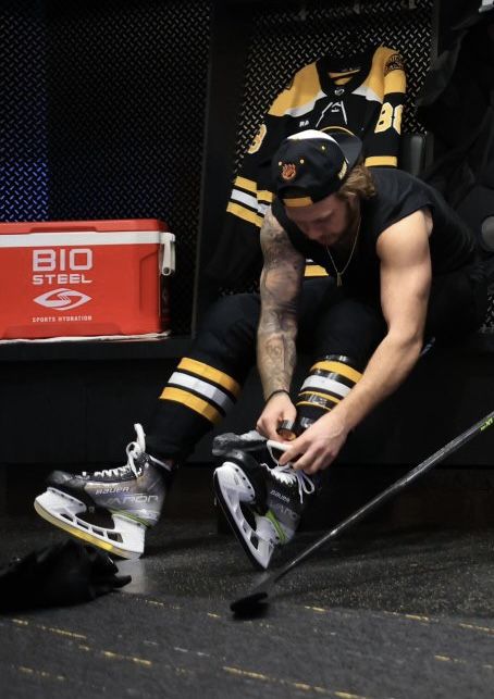 Cool Hockey Pictures, David Pastrnak, Tattooed Hockey Player Aesthetic, Nhl Players Aesthetic, Blonde Nhl Players, Max Domi, Boston Bruins Wallpaper, Ice Pictures, Boston Bruins Hockey