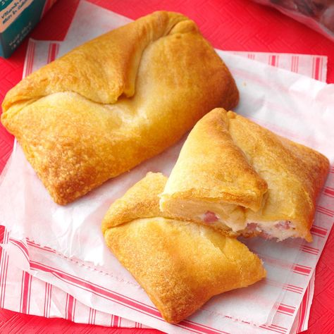 Ham 'n' Swiss Envelopes Recipe -These clever envelopes will make people eager to look inside. The hot pockets shaped with refrigerated dough are stuffed with a delicious ham-and-cheese filling. —Tammy Burgess, Loveland, Ohio Crescent Dough Recipes, Birthday Dinner Recipes, Harry Potter Snacks, Cream Cheese Crescent Rolls, Harry Potter Food, Anniversaire Harry Potter, Crescent Roll Recipes, Crescent Dough, Theme Harry Potter