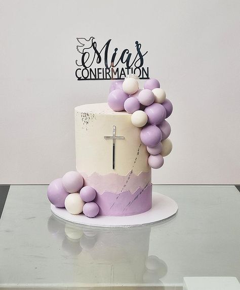 Girls Confirmation Cakes, Confirmation Cakes Catholic, Purple Gold Party Decorations, Confirmation Cake Ideas, Confirmation Cupcakes, Conformation Ideas, Baptismal Cake, Comunion Cake, Confirmation Ideas