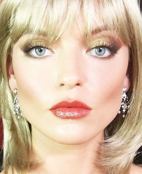 Looking every bit like '80s Michelle Pfeiffer, Martha Hunt pulled off an impeccable Elvira Hancock Scarface Costume, Elvira Makeup, Michelle Pfeiffer Scarface, Halloween Make-up Looks, Devon Windsor, Celebrity Halloween, Halloween Beauty, Celebrity Makeup Looks, Martha Hunt