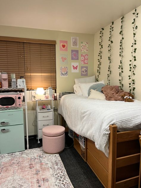 Img Academy Dorm, Dorm Closet Aesthetic, Dorm Room Kpop, Dorm Triple, Uiuc Dorm, Lmu University, College Dorm Room Pink, University Dorm Aesthetic, Mizzou Dorm