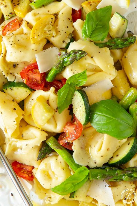 Lemon Veggie Tortellini Salad is made with fresh summer garden ingredients with tender cheese pasta and tossed with a lemony vinaigrette dressing! #salad #pasta #tortellinirn Veggie Tortellini, Lemon Pasta Salads, Dressing Salad, Pasta Salad With Tortellini, Tortellini Salad, Squash Salad, Cold Pasta, Salad Pasta, Lemon Pasta