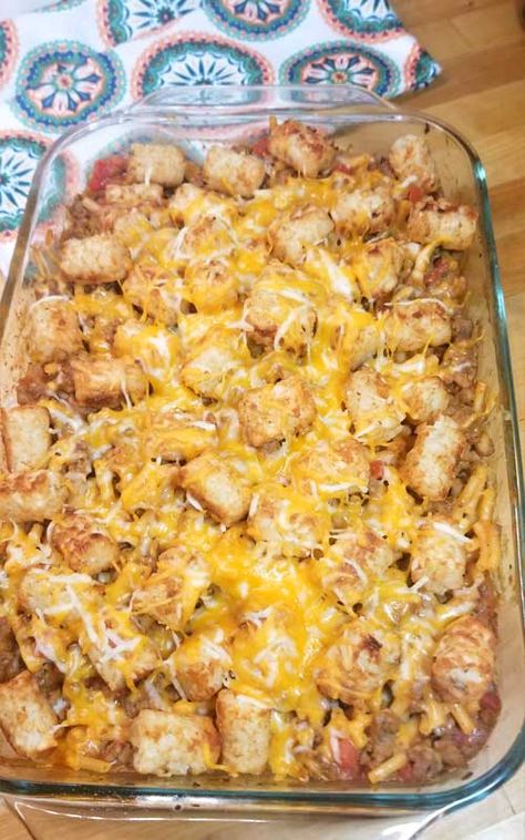 Mac n Cheesy Cowboy Casserole Recipe - Meaty, Mac n Cheesy, tater tot goodness topped with even more cheese. What is not to love about this? Mac N Cheese Casserole, Cowboy Casserole Recipe, Cowboy Casserole, Mac And Cheese Casserole, Casserole Side Dishes, Tater Tot Casserole Recipes, Bacon Mac And Cheese, Hamburger Casserole, Tot Casserole