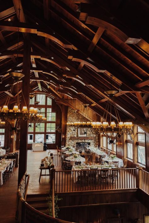 Saddleridge Beaver Creek Wedding, Lodge Wedding Venues, Mountain Wedding Details, Winter Lodge Wedding, Lodge Wedding Decor, Granola Wedding, Neutral Wedding Florals, Mountain Wedding Reception, Ski Lodge Wedding