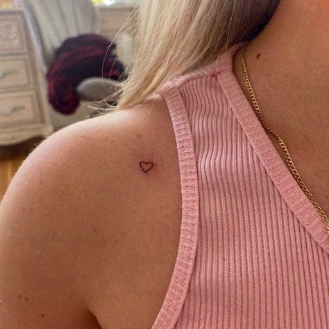 Herz Tattoo Klein, Ladies Tattoo, Dr Tattoo, Red Heart Tattoos, Tato Minimal, Tiny Tattoos For Women, Tato Jari, Basic Tattoos, Small Heart Tattoos