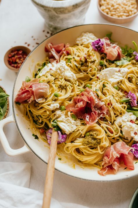 Summer Pasta with Prosciutto di Parma, Burrata & Herbs - Dine & Fash Pasta With Prosciutto, Prosciutto Pasta, Mediterranean Cooking, Italian Dinner Recipes, Green Peas, Watercress, Food Inspo, Bright And Beautiful, Yummy Yummy