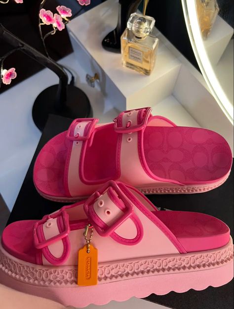 Pretty Sandals, Trendy Shoes Sneakers, Dr Shoes, Pretty Shoes Sneakers, Shoes Heels Classy, Shoes Outfit Fashion, Hype Shoes, Girly Shoes, Aesthetic Shoes