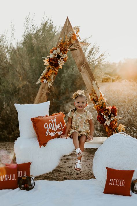 Boho Triangle Arch Christmas, Unique Fall Mini Session Ideas, Fall Triangle Arch, Triangle Arch Fall Photoshoot, Unique Photography Mini Sessions, Fall Decor Photoshoot, Autumn Mini Sessions, Fall Photo Mini Session Ideas, Fall Photography Set Up