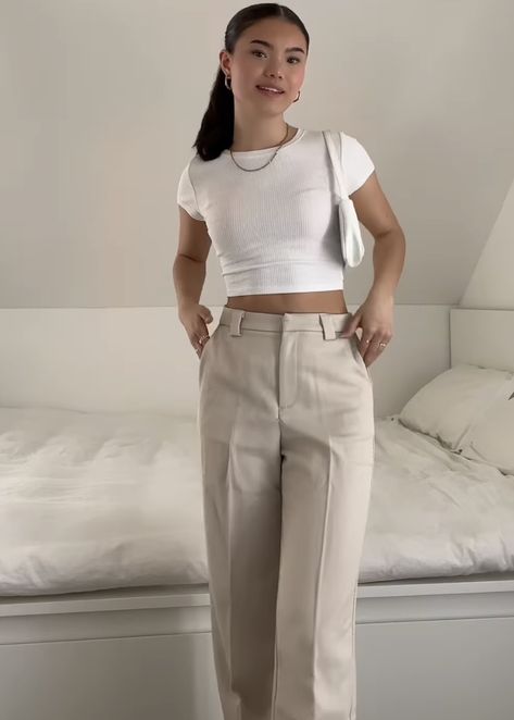 Clean Minimalist Outfit, Feminine Outfits With Pants, Cute Neutral Outfits, Clean Style Outfit, Basic Outfits Minimalist, Smart Casual Women Summer, Fashion Feminine, Uni Outfits, Beige Pants