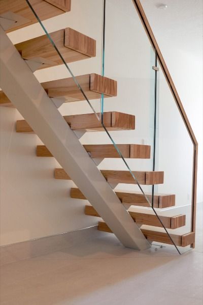 This project reminds us of the beach! The Sandstone Vedera FLIGHT Floating Stairs System features custom 4" hickory treads and a white powder-coated steel stringer. Bringing the staircase together is the elegant Vedera glass railing with a top cap handrail. Bespoke Staircases, Timber Staircase, House Staircase, Escalier Design, Steel Stairs, Wood Staircase, Glass Staircase, Stairs Design Modern, Floating Stairs