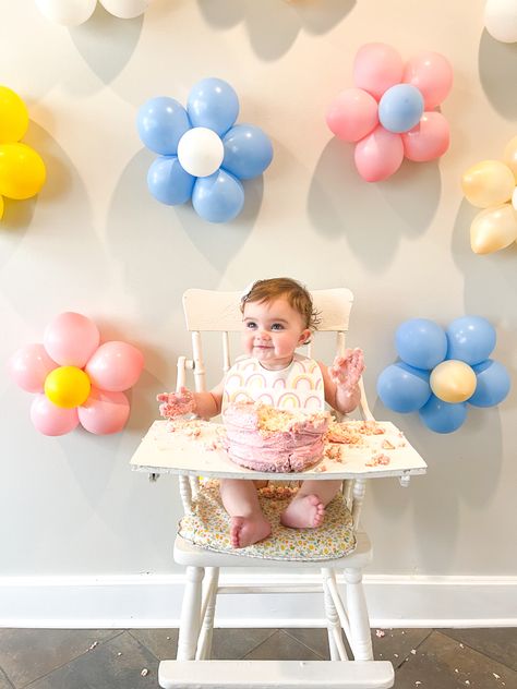 DIY smash cake photo session Balloon Photo Booth Backdrop, Daisy Balloon Backdrop, Daisy Theme Cake Smash, Daisy Balloon Wall, First Birthday Photo Backdrop, First Birthday Balloon Decorations, Daisy Cake Smash, Daisy Smash Cake, Smash Cake Backdrop