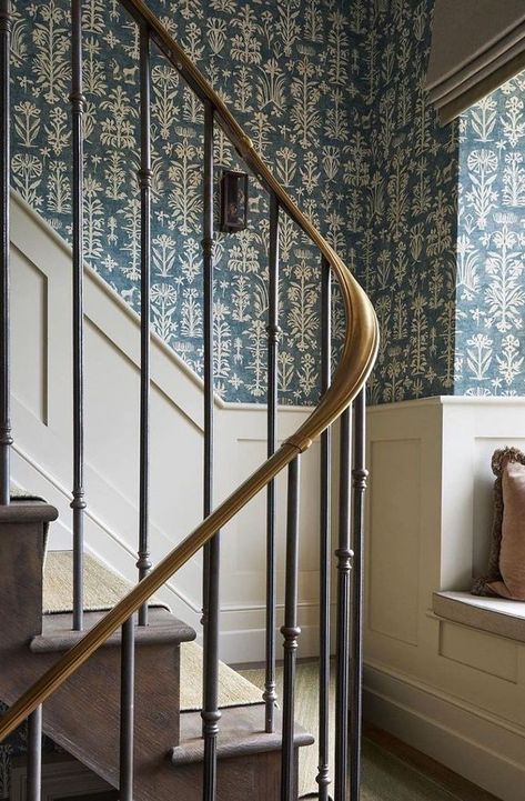 Wallpaper Stairwell, Stairway Wallpaper, Staircase Wallpaper, Wallpaper Staircase, Stairwell Ideas, Wallpaper Stairs, Vintage Decor Ideas, Stairs Renovation, Narrow Staircase