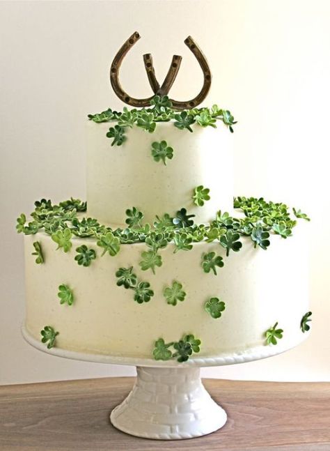 Seriously lovely shamrock cake! See More Inspiring Shamrock Cakes On The Blog! - B. Lovely Events Irish Wedding Traditions, Irish Theme, St Patricks Day Food, Irish Wedding, Special Cake, Lucky Clover, Cakepops, Fondant Cakes, Creative Cakes