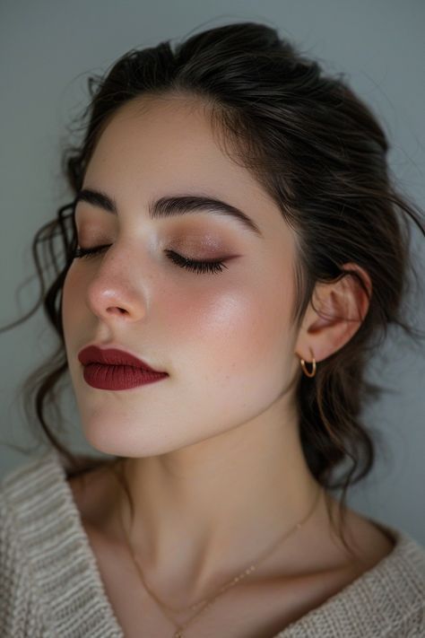 Natural Eyeshadow Makeup Looks, Late Makeup Look, High Contrast Makeup Natural, Makeup Looks For Brown Dress, Hooded Eye Makeup Ideas, Makeup With Brown Dress, Makeup For High Contrast Face, Fall Wedding Guest Makeup Brown Eyes, Dark Brown Eyeshadow Looks